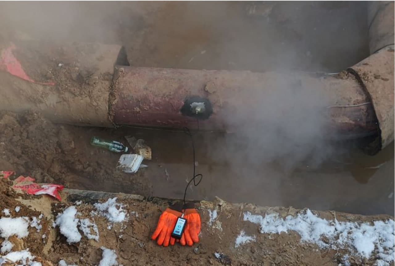 Installation of sensor with Cascade-3 unit on prepared pipe surface in a test pit